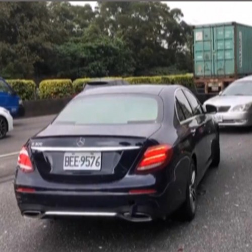 (فیلم) تصادف وحشتناک سه کامیون با پنج خودروی سواری در بزرگراه