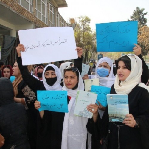 (فیلم) تظاهرات در کابل علیه تعطیلی مدارس دخترانه