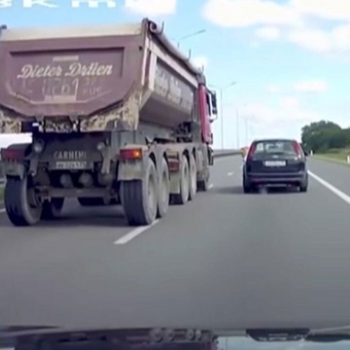 (فیلم) واژگونی خودروی شاسی بلند بر اثر برخورد با کامیون