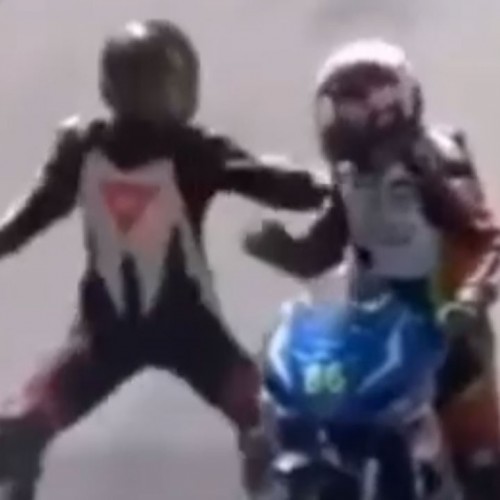 (فیلم)  واکنش عجیب دو موتورسوار در پیست مسابقه
