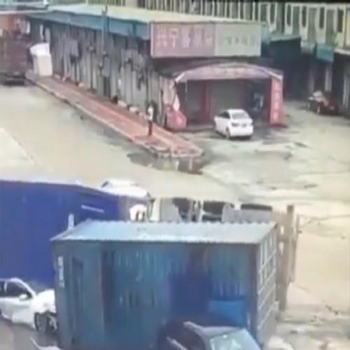 (فیلم) وقتی یک کامیون تمام خودروهای یک چهارراه را پرس می‌کند!