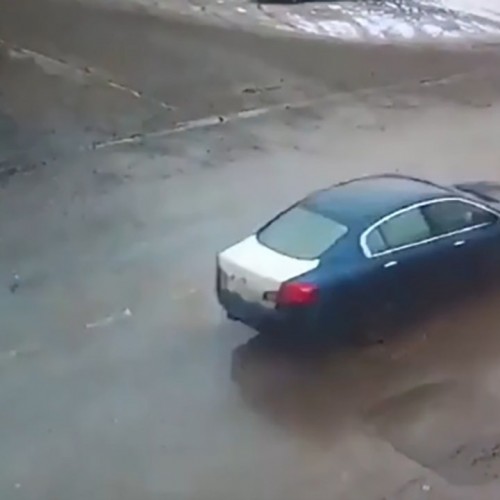 (فیلم) زیر گرفتن یک پیرزن هنگام عبور از خیابان