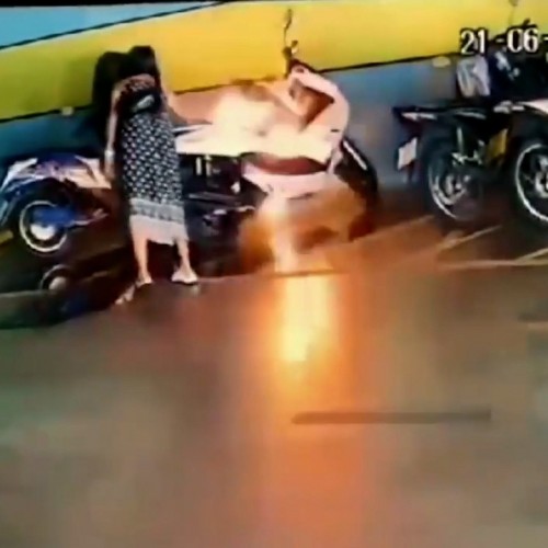 (فیلم) زن عصبانی، موتورسیکلت نامزدش را به آتش کشید