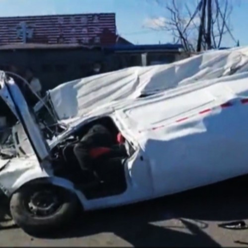 (فیلم) زنده ماندن معجزه آسای یک راننده پس از له شدن خودرویش توسط تریلی