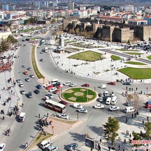 (فیلم18+) یک شهروند ترکیه ای به دلیل مشکلات اقتصادی در میدان شهر خودکشی کرد!