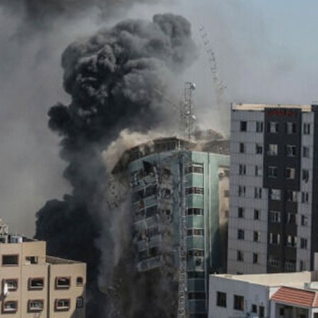 فیلمی از لحظه وحشتناک بمباران دفاتر رسانه‌ای در غزه