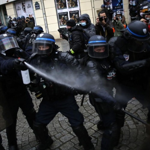 फ्रांसीसी पुलिस ने सुरक्षा कानून के खिलाफ प्रदर्शनकारियों पर हमला किया और कई को गिरफ्तार किया