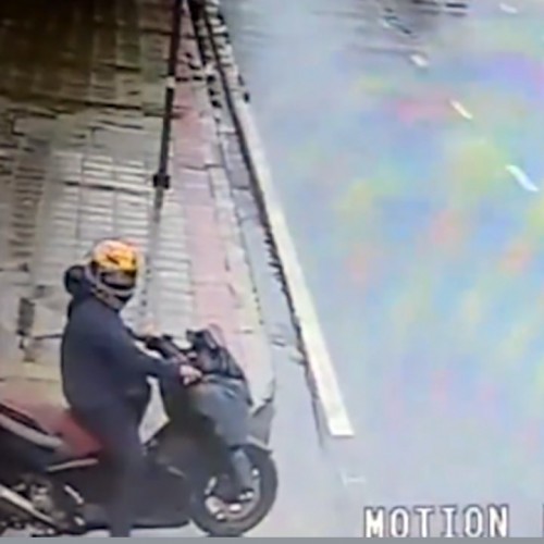 (فیلم) فرار به موقع موتورسوار قبل از تصادف