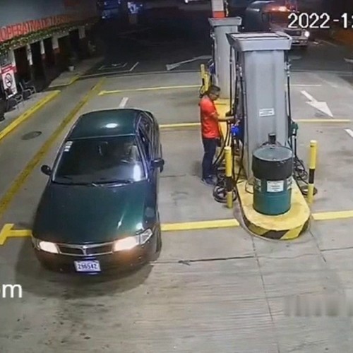 فرار یک خودرو از پمپ بنزین و مجروح شدن کارگر +فیلم