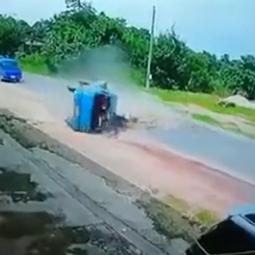 (فیلم) فرار مادر و دختر از حادثه واژگونی کامیون 