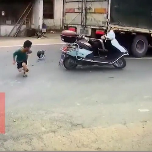 (فیلم) فرار پسربچه خوش شانس از له شدن زیر کامیونت