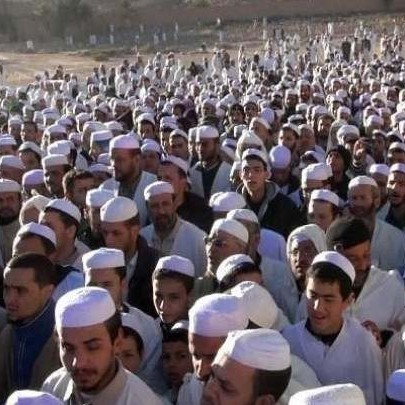 (فیلم) بازداشت امام جماعت هنگام سجده جنجالی شد