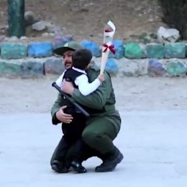 غافلگیری یک سرباز در روز پدر توسط کودک ۴ ساله‌اش در پادگان+ فیلم