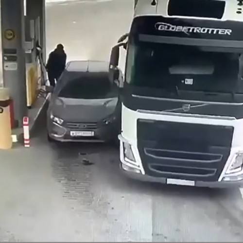 (فیلم) گیر کردن یک مرد بین دو ماشین 