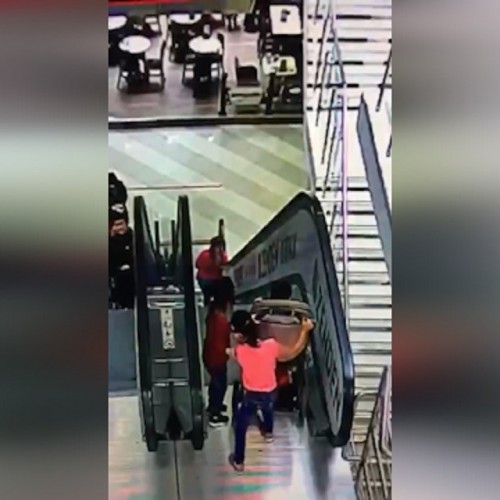 (فیلم) حادثه دردناک در مرکز خرید مسکو
