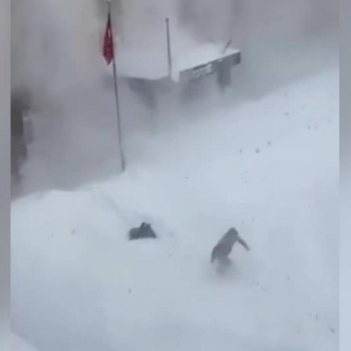 حادثه هولناک سقوط تکه‌های عظیم برف روی دو دانشجو +فیلم