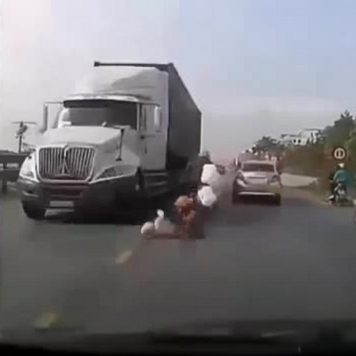 (فیلم) هدیه شگفت انگیز خدا به زن و بچه‌ای که درگیر حادثه رانندگی شدند 