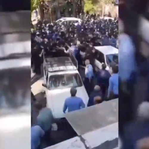 (فیلم) حمله عجیب دانشجونماها به یک دختر چادری