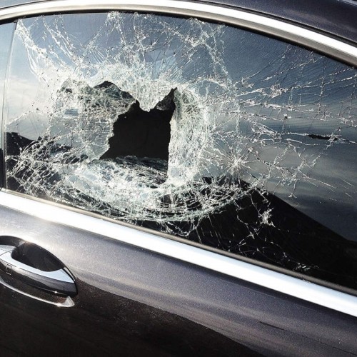  (فیلم) حمله دیوانه‌وار یک شهروند به خودروها با سنگ!