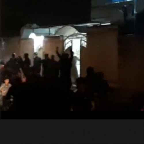 حمله معترضان به بی آبی به خانه نماینده مجلس دشت آزادگان +فیلم