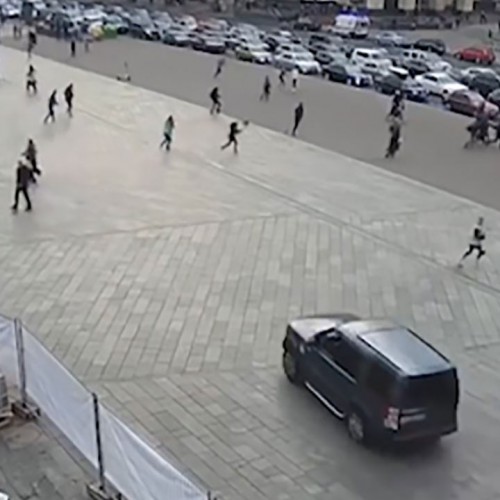 (فیلم) حمله‌ور شدن راننده شاسی بلند به عابران پیاده و خودروها