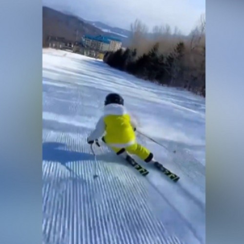 (فیلم) هنرنمایی کودک ۵ ساله در پیست اسکی 