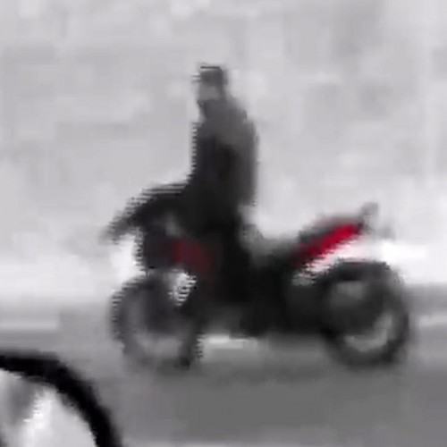 (فیلم) حرکت جنون‌آمیز موتورسوار جوان در مشهد!