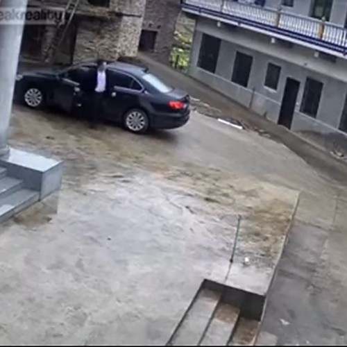 (فیلم) حرکت خود به خود اتومبیل و سقوط به گودال