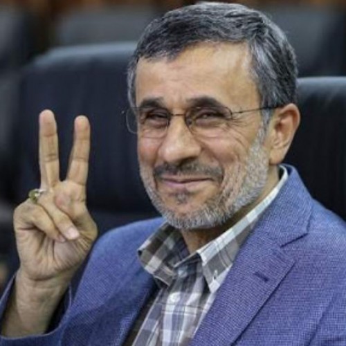 (عکس) یادگاری نوشتن محمود احمدی نژاد روی پاسپورت طرفدارش!