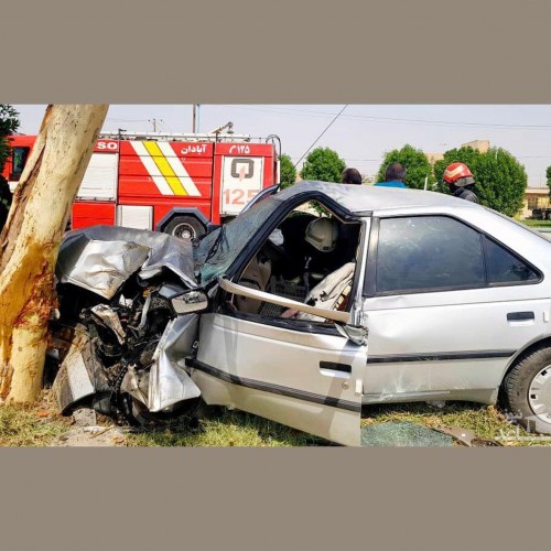 یک تصادف هولناک پژو با درخت در آبادان