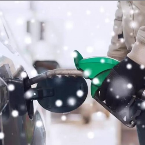 یخ زدگی نازل‌های پمپ بنزین از شدت سرما در روسیه +فیلم
