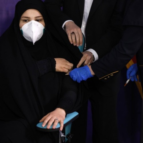 ईरान में पहली स्वयंसेवी इंजेक्शन COVID-19 वैक्सीन परीक्षण