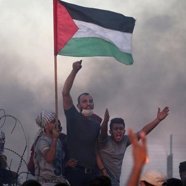 इज़राइल पर आक्रमण के लिए फिलिस्तीनी प्रदर्शनकारियों ने हमास से आग्रह किया