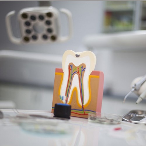 کامپوزیت دندان چگونه توسط دندان پزشک انجام میشود؟
