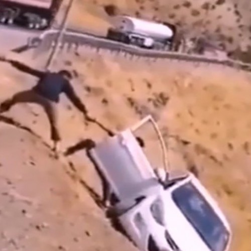 (فیلم) کار گروهی برای نجات یک سرنشین از خودروی در حال سقوط