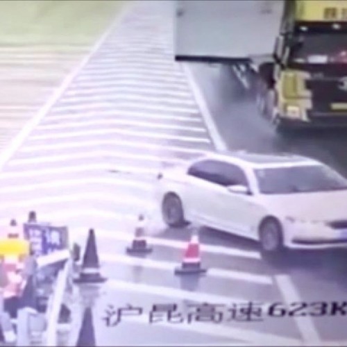 کار خطرناک یک راننده در بزرگراه باعث حادثه شد