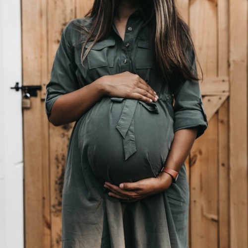 خطرات و عوارض پوشیدن لباس های تنگ در بارداری