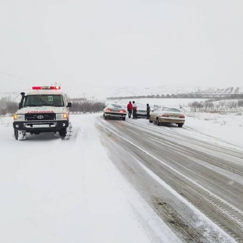 ۲۵ خودرو در محورهای برف‌گیر استان سمنان گرفتار شدند