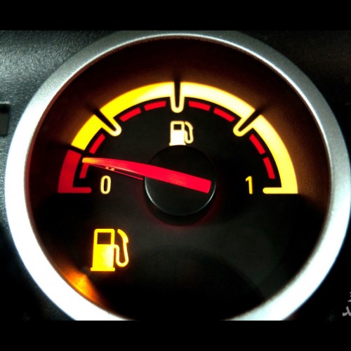 خودروهای مختلف با چراغ روشن بنزین چند کیلومتر می توانند بروند؟