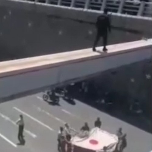 (فیلم) خودکشی پسر جوان از روی پلی در بزرگراه امام علی(ع) 