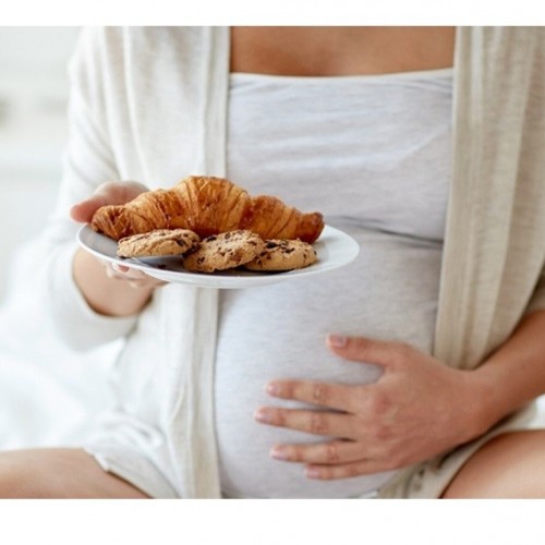 خوردن شیرینی در بارداری و عوارض آن