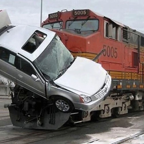 (فیلم) خراب شدن ماشین روی ریل راه آهن حادثه آفرید