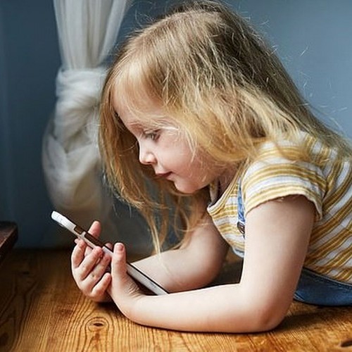 خطرات جبران ناپذیر نور موبایل بر چشم کودکان