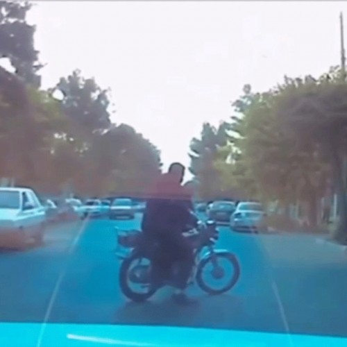 (فیلم) کمک موتورسوار به یک زن مسن برای عبور از خیابان