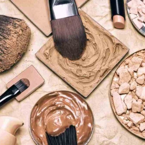 کدام محصولات زیبایی را در کیف لوازم آرایش قرار دهیم؟