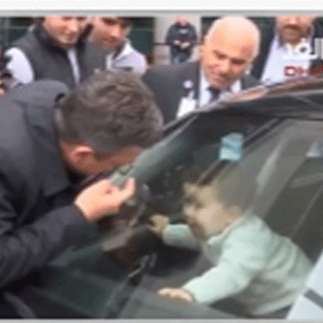 (فیلم) نجات کودک بازیگوشی که ساعت ها در خودرو محبوس ماند