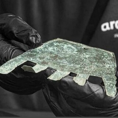 کشف یک دست برنزی اسرارآمیز باستانی