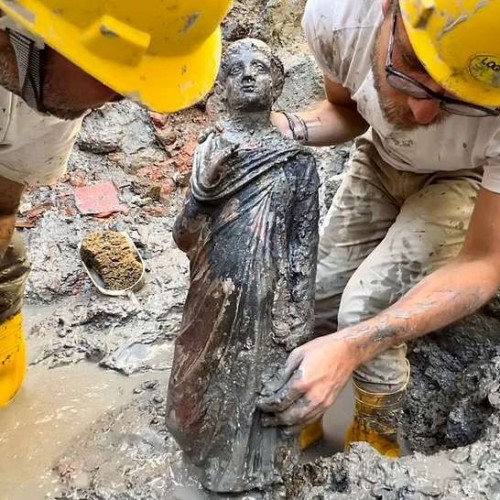 کشف مجسمه های برنزی ۲,۰۰۰ ساله در حمام های آب گرم باستانی ایتالیا