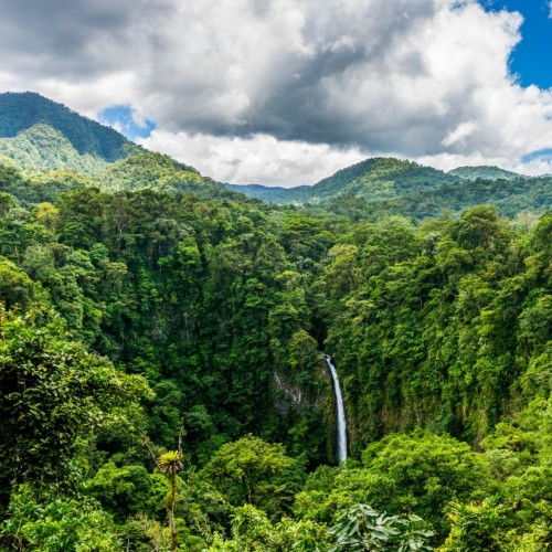 کشور کاستاریکا در کدام قاره واقع شده و جاذبه های گردشگری مهم و زیبای آن کدامند؟