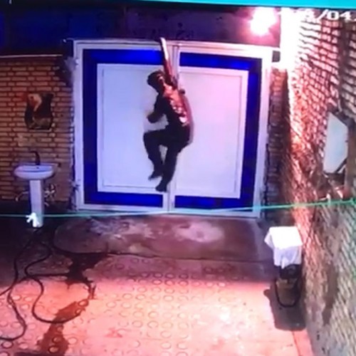  (فیلم) کتک خوردن یک سارق با چماق صاحبخانه روی دیوار